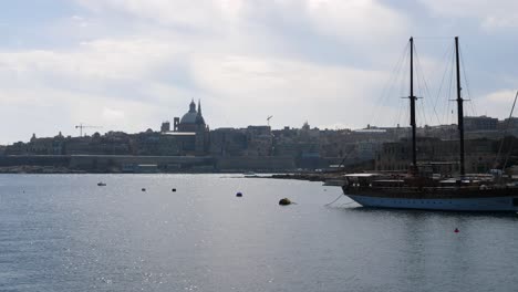 Blick-Auf-Ein-Altes-Schiff,-Das-Etwa-Im-März-2019-In-Der-Bucht-Vor-Anker-Lag