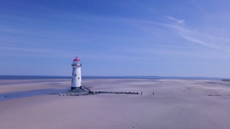 Drohnenaufnahmen-Zeigen-Den-Point-Of-Ayr-Lighthouse,-Talacre-Beach,-Nordwales,-Großbritannien