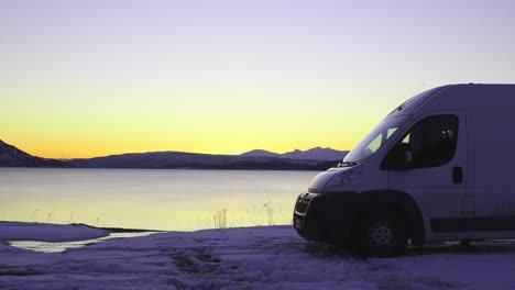 Vanlife-Invierno-En-El-Norte-De-Noruega-Puesta-De-Sol-Sobre-El-Mar-ártico-Y-Las-Montañas