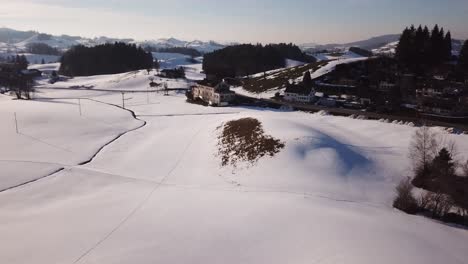 Wundervoller-Flug-über-Verschneite-Hügel-In-Der-Schweiz