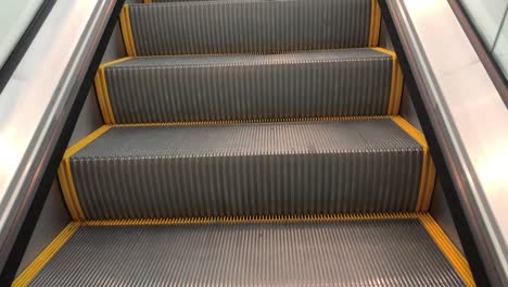 Rolltreppe-Pov-Einer-Person,-Die-Auf-Einer-Fährt