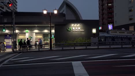 Tokio,-Japón--:-Estación-Jr-Komagome,-Salida-Norte,-4k,-Gente-En-El-Crepúsculo,-Multitud-Apresurada,-Alejamiento,-Cámara-Fija,-Vista-De-ángulo-Neutral