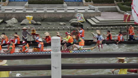 El-Pueblo-Chino-Rema-Y-Toca-Tambores-En-Un-Bote-De-Dragón-Durante-El-Festival-Del-Bote-Del-Dragón-En-El-Centro-De-Guangzhou,-Guangdong,-China