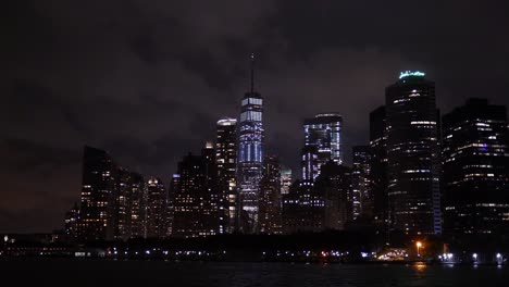 Pasando-La-Torre-De-La-Libertad-Por-La-Noche-En-La-Parte-Superior-De-La-Bahía-De-Nueva-York