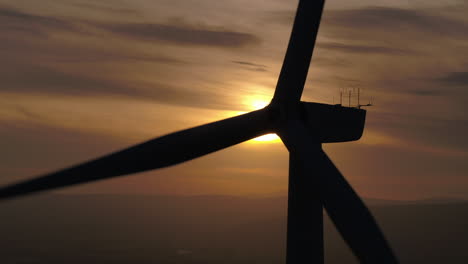 Nahaufnahme-Der-Silhouette-Einer-Windkraftanlage,-Die-Sich-Dreht,-Während-Im-Hintergrund-Die-Sonne-Untergeht,-Aberdeenshire