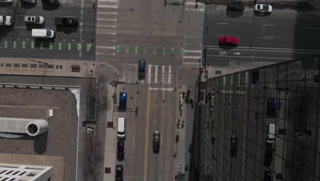 Bird’s-eye-view,-street-at-downtown-Minneapolis,-traffic-going-by