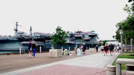 Zeitraffer-Der-USS-Auf-Halbem-Weg-Am-Navy-Pier-In-San-Diego,-Kalifornien