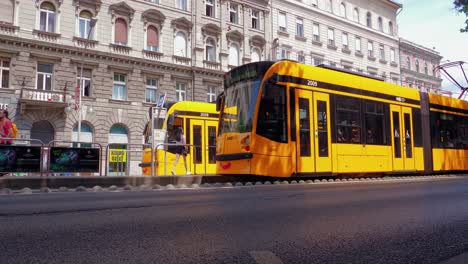 Oktogon-Ist-Eine-Station-Auf-Der-Gelben-Linie-M1-Der-Budapester-U-Bahn-Unter-Oktogon