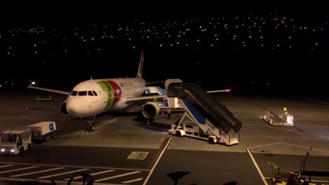 Toque-Las-Operaciones-Nocturnas-Del-Aeropuerto-Pos-aterrizaje,-Soporte-De-Asistencia-Avión-Puente-De-Embarque-De-Pasajeros-Escalera-Móvil-Avión-Cr7-Aeropuerto-Internacional