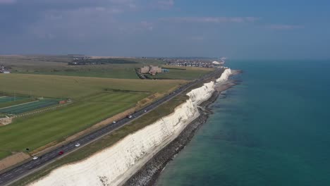 Große-Luftaufnahme,-Die-Den-Verkehr-Entlang-Der-Küstenstraße-A259-In-Der-Nähe-Von-Brighton-Verfolgt,-Mit-Dem-Blind-Veterans-UK-Gebäude-In-Der-Nähe-Von-Rottingdean,-Kreidefelsen-Und-Der-Küste