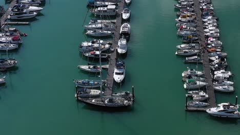 Überschieben-Aus-Der-Luft-–-Schwenk-Hinab-Zu-Einem-Steg-Mit-Festgemachten-Yachten-–-Segelbooten,-Mit-Männern,-Die-über-Das-Bootsleben-Diskutieren,-Aufgenommen-Im-Yachthafen-Von-Brighton,-Großbritannien