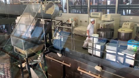 Ein-Blick-Hinter-Die-Kulissen-Der-Beliebten-Boudin-Bäckerei-Und-Sauerteigbrotfabrik-In-San-Francisco,-Kalifornien