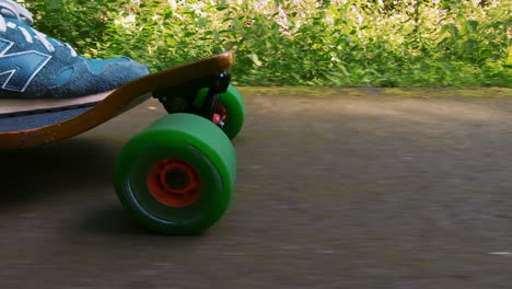 Männliche-Person-Mit-Weißen-Hohen-Socken-Longboarding