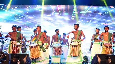 Un-Grupo-De-Artistas-Interpretando-Chenda-Melam-singari-Melam-En-Un-Festival-Universitario-De-Arquitectura-En-Kerala