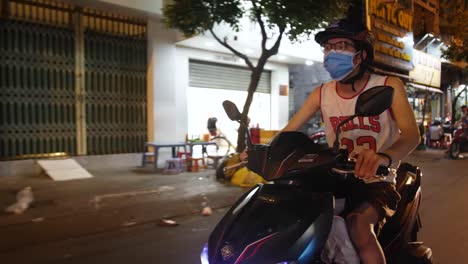 Hombre-Asiático-Montando-Moto-En-Las-Concurridas-Calles-De-Asia