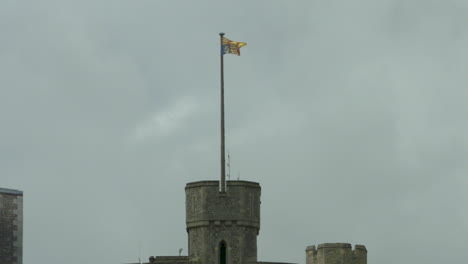 Imágenes-En-Cámara-Lenta-De-La-Bandera-Estándar-Real-En-El-Castillo-De-Windsor-En-Un-Día-Nublado-De-Primavera