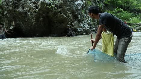 Fish-killing-festival-of-the-Himalaya:-Maund-Mela