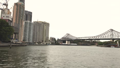 Blick-Auf-Die-Story-Bridge-Vom-Fährterminal-Am-Flussufer-Von-Brisbane-City