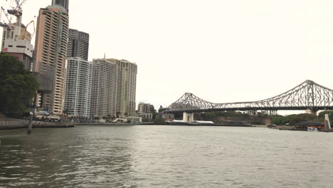 Vista-Del-Puente-De-La-Historia-Desde-La-Terminal-De-Ferry-De-La-Orilla-Del-Río-De-La-Ciudad-De-Brisbane