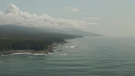 Hermosa-Vista-Aérea-Del-Paisaje-De-La-Rocosa-Costa-Del-Océano-Pacífico-En-El-Sur-De-La-Isla-De-Vancouver-Durante-Un-Día-Soleado-De-Verano