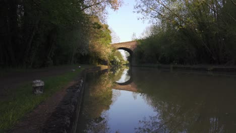 Slow-paning-shot-during-golden-hour-on-the-Grand-Union-Canal-near-Leamington-Spa