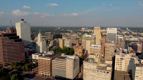 Panorámica-Aérea-Del-Centro-De-Memphis-En-El-Sol-De-La-Tarde