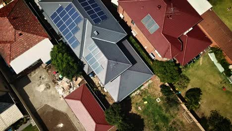 Sonnenkollektoren-Auf-Energieeffizientem-Haus
