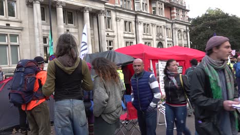 Demonstranten-Blockieren-Die-Straßen-In-Der-Nähe-Von-Westminster-Während-Der-Extinction-Rebellion-Proteste-In-London,-Großbritannien