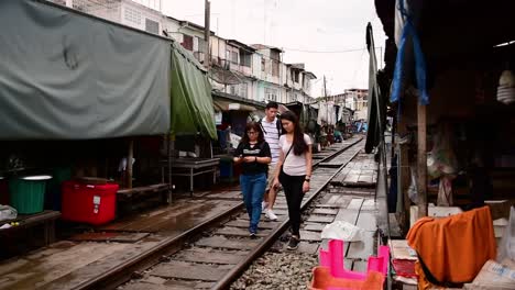 Eine-Aufregende-Zugfahrt-Zum-Mae-Klong-Eisenbahnmarkt