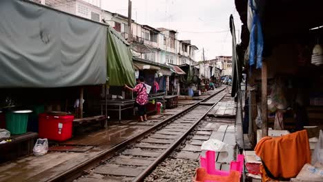 Un-Emocionante-Viaje-En-Tren-Al-Mercado-Ferroviario-De-Mae-Klong