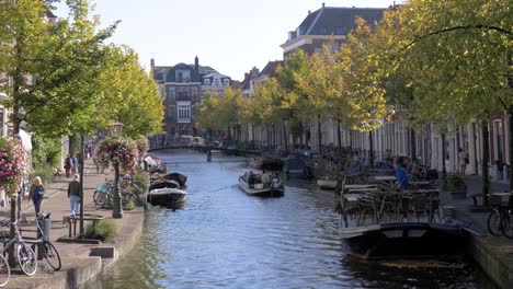 Alter-Rheinkanal-In-Leiden,-Niederlande-An-Einem-Samstagmorgen