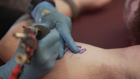 Tatuador-Tatuar-A-Un-Cliente.mp4