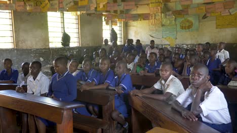 Un-Grupo-De-Escolares-Africanos-En-Una-Escuela-Pública-Comunitaria-En-Uganda
