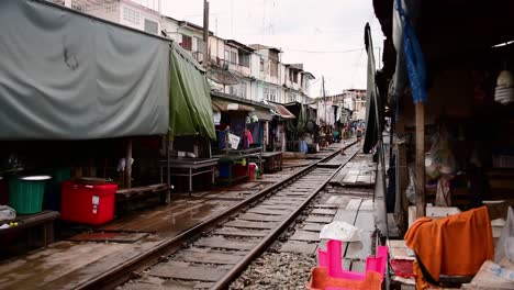 Eine-Aufregende-Zugfahrt-Zum-Mae-Klong-Eisenbahnmarkt