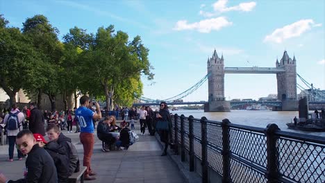 Gente-Caminando-En-El-Puente-De-La-Torre-En-Un-Hermoso-Día---Inglaterra-Reino-Unido
