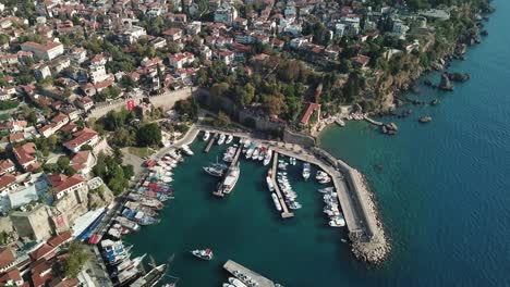 Betreten-Sie-Den-Hafen-Der-Altstadt-Von-Antalya-4k
