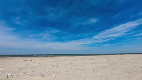 Nubes-En-Movimiento-En-La-Playa-Alemana-En-Langeoog