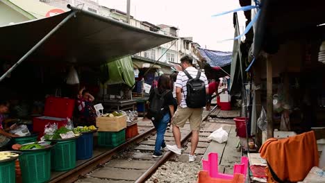 Eine-Aufregende-Zugfahrt-Zum-Mae-Klong-Eisenbahnmarkt