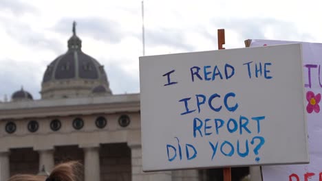 Schilder-Mit-Der-Aufschrift-„Ich-Habe-Den-IPCC-Bericht-Gelesen“,-Die-Freitags-Für-Künftige-Proteste-Gegen-Den-Klimawandel-Hochgehalten-Wurden