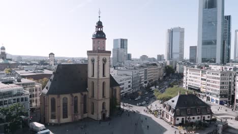 Statische-Aufnahme-Der-Katharinenkirche-In-Der-Nähe-Von-Zeil-Und-Hauptwache-Mit-Der-Frankfurter-Skyline-Im-Hintergrund-An-Einem-Sonnigen-Tag,-Hessen,-Deutschland