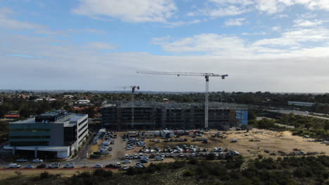 Toma-Aérea-De-Una-Grúa-Trabajando-En-Una-Obra-De-Construcción-En-Balcatta-Road,-Perth,-Australia-Occidental