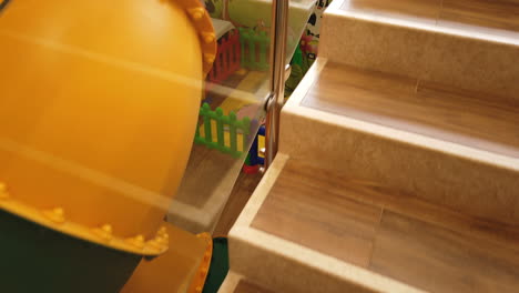 Pov-Subiendo-Escaleras-De-Madera-Con-Balaustrada-De-Vidrio-En-El-Interior