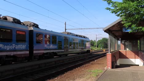 Tren-Local-Regiopatner-Del-Ceske-Drahy-Acelerando-Desde-La-Estación-Jistebnik-En-Un-Agradable-Día-Soleado-De-Primavera-Que-Lleva-A-Los-Pasajeros-Al-Trabajo-O-A-Los-Viajes