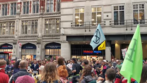 Protesta-Por-La-Extinción-De-La-Rebelión-En-La-Estación-De-Liverpool-Street-En-Un-Día-Nublado