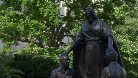 Statues-on-the-Temple-Grounds-of-the-Mormon-Temple-in-Salt-Lake-City,-Utah