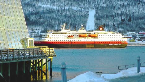 Gran-Barco-De-Pasajeros-Navegando-En-Las-Aguas-Del-Lago-Natural-Del-Norte-En-Tromso,-Noruega