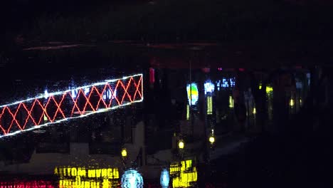 Spiegelung-Der-Beleuchteten-Brücke-Im-Wasser