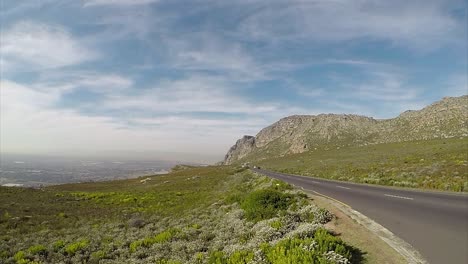 Fahrzeuge,-Die-Auf-Der-Straße-Ou-Kaapse-Weg-Unterwegs-Sind,-Aufgenommen-Im-Zeitraffer