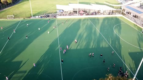 Aufsteigende-Drohnenaufnahmen-Während-Einer-Pause-Bei-Einem-Feldhockeyspiel-Der-Herren-Premier-League-Im-Elgar-Park