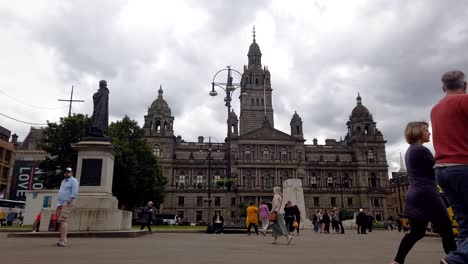 Time-Lapse-of-people-in-George-Square